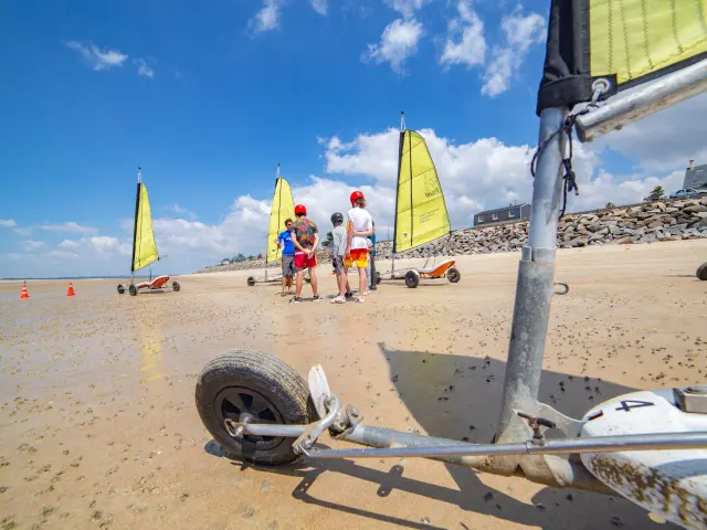 Bunte Segelboote am Strand vertäut mit Personen in der Nähe