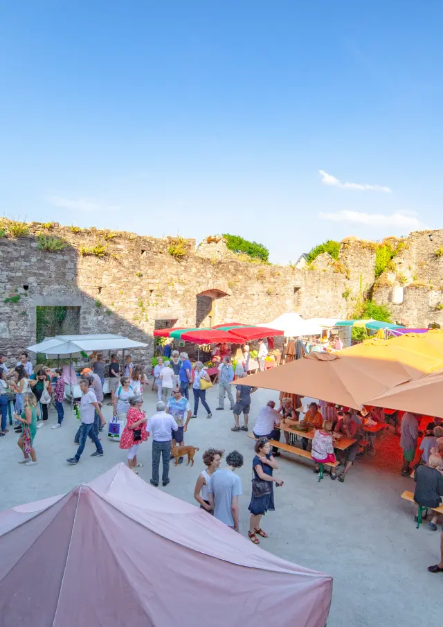 Marché animé au château de Regnéville sur Mer