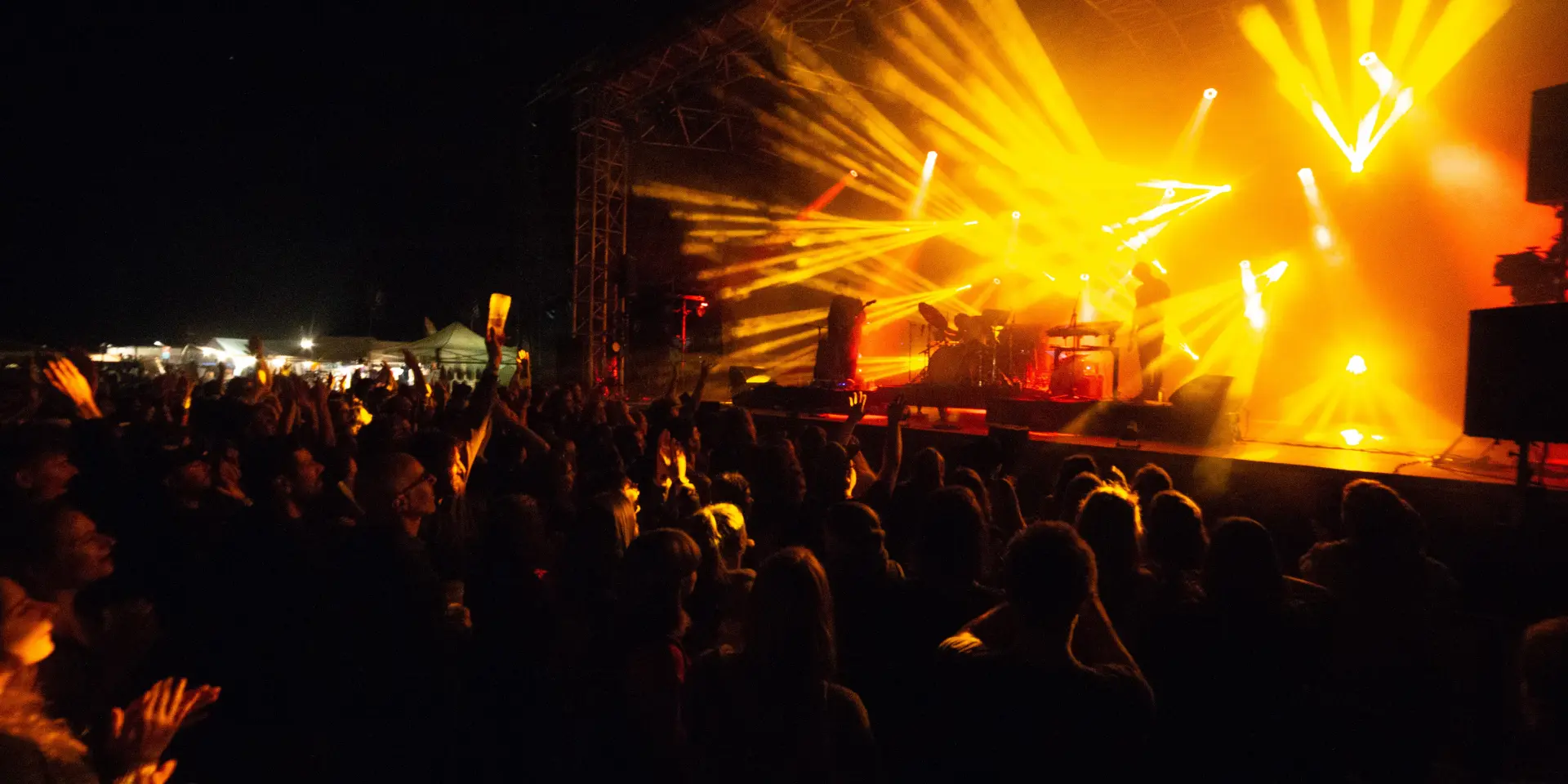 Feuerwerk, das einen Hafen mit Booten und Gebäuden im Hintergrund erleuchtet