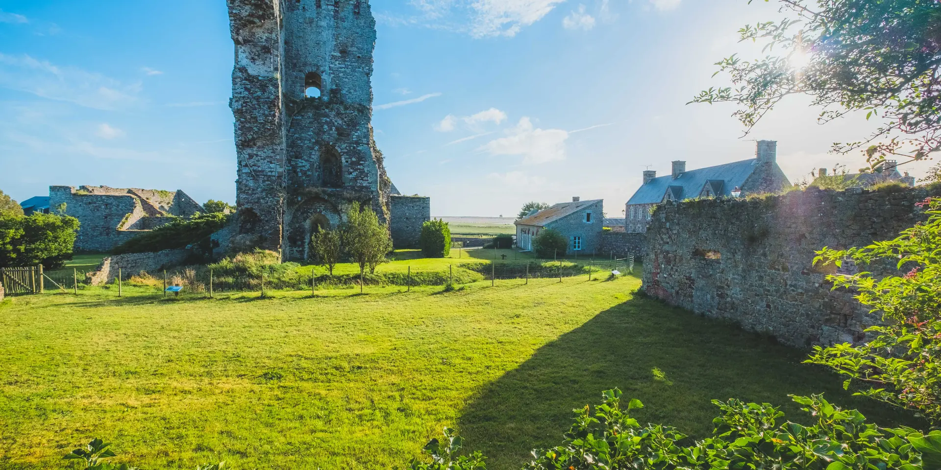 Donjon du château de Regnéville sur Mer