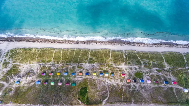 Vue du ciel de la plage et des cabines de Gouville sur Mer