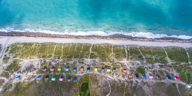 Vue du ciel de la plage et des cabines de Gouville sur Mer