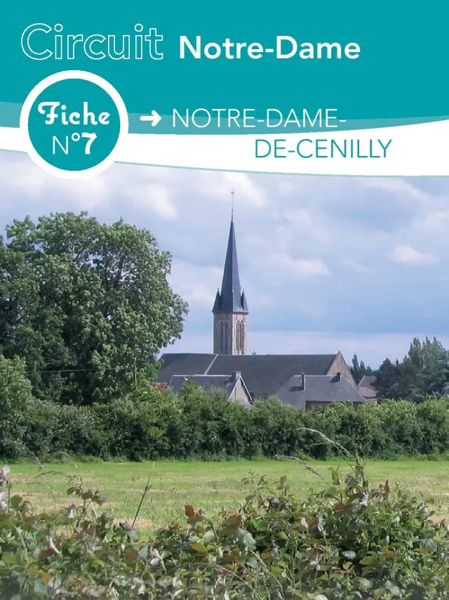 Kirche Notre-Dame de Cenilly mit blauem Himmel und grünen Bäumen
