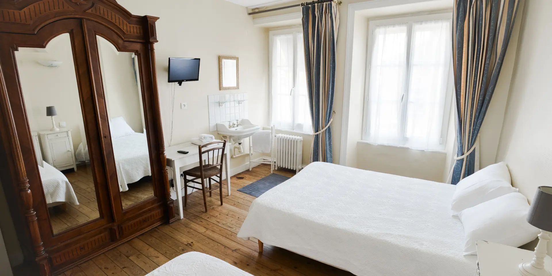 Chambre avec deux lits à l'hôtel de La Gare de Gavray-sur-Sienne