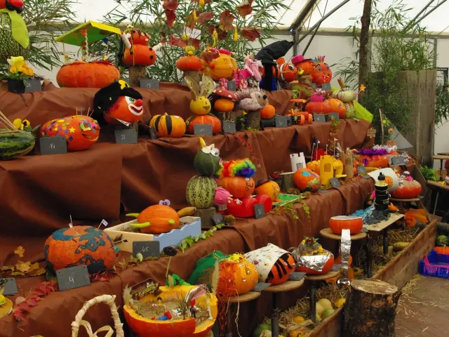 Auslage verschiedener Früchte wie Orangen, Zitronen, Äpfel und Paprika auf einem Markt