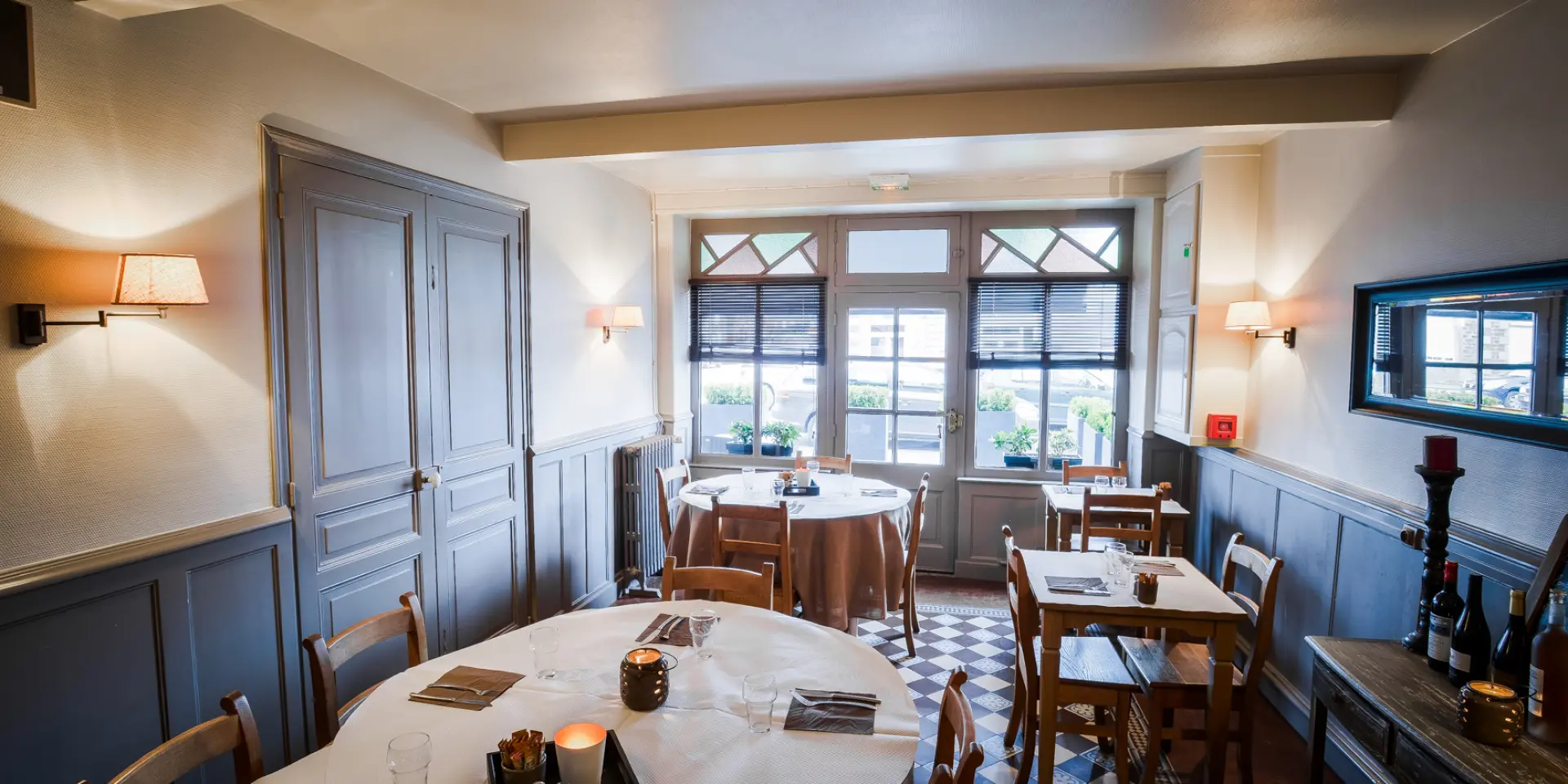 Innenraum eines Restaurants mit gut angeordneten Tischen und Holzbänken