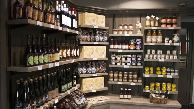 Étagères remplies de bouteilles d’alcools et spiritueux dans une boutique