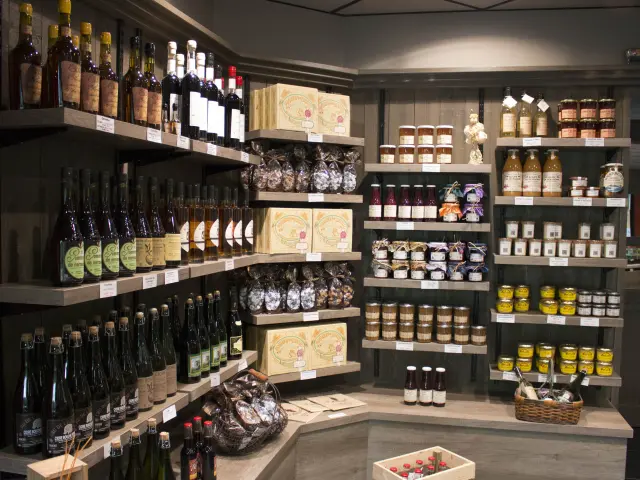Étagères remplies de bouteilles d’alcools et spiritueux dans une boutique