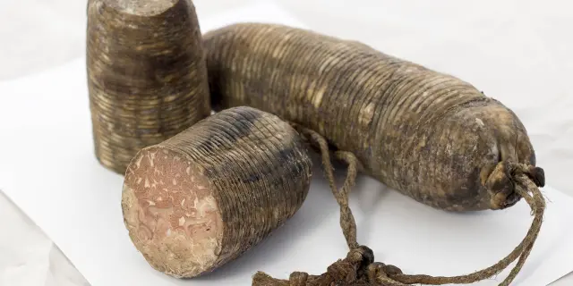 Drei handwerkliche Würste mit Schnüren