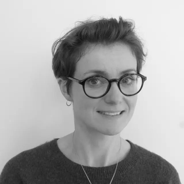 Femme souriante avec lunettes et collier