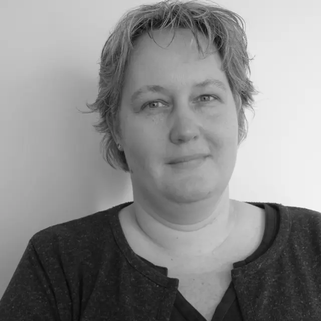 Femme souriante avec des cheveux courts et grisonnants