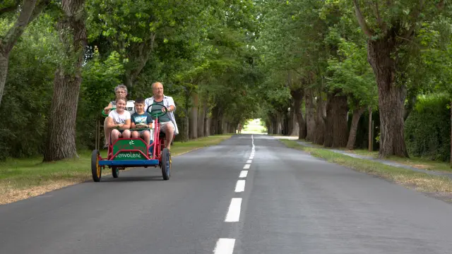 Une famille sur une rosalie sur la route d'accès à Hauteville-sur-Mer