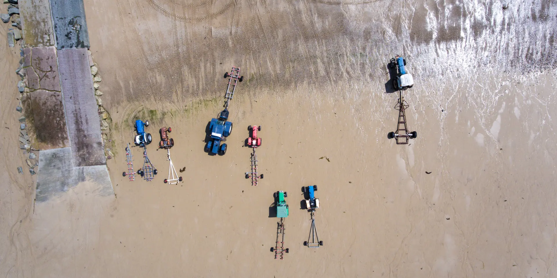 Filmcrew mit Kameras und Ausrüstung am Strand