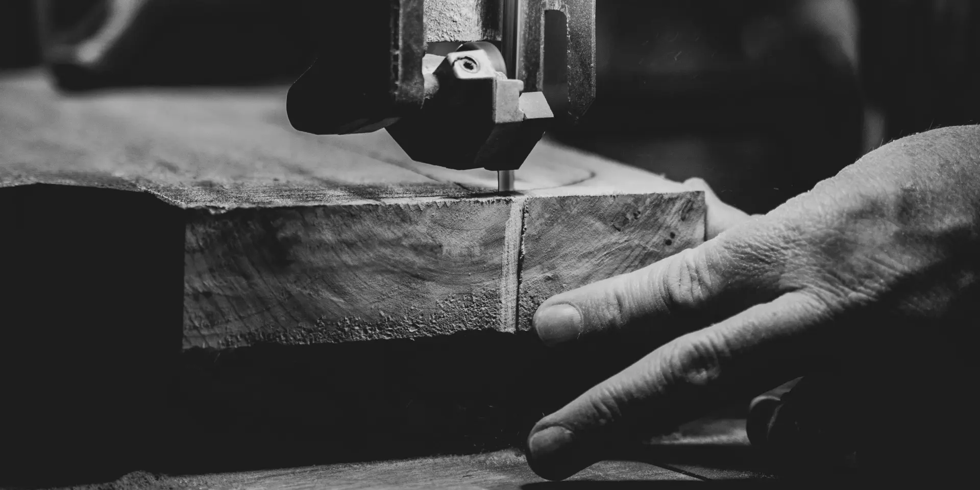 Un artisan utilise une machine pour sculpter une pièce de bois