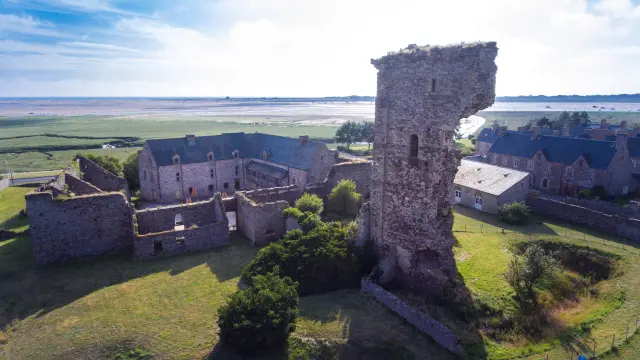 Vue aérienne des ruines du château de Gratot