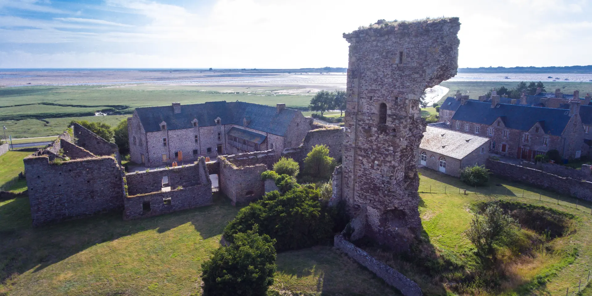 Vue aérienne des ruines du château de Gratot
