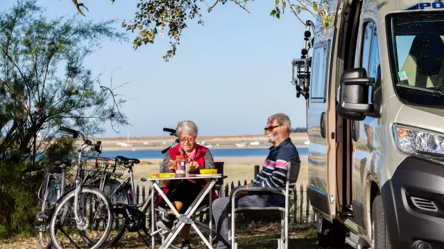 Camping-caristes devant le Havre de Regnéville-sur-Mer