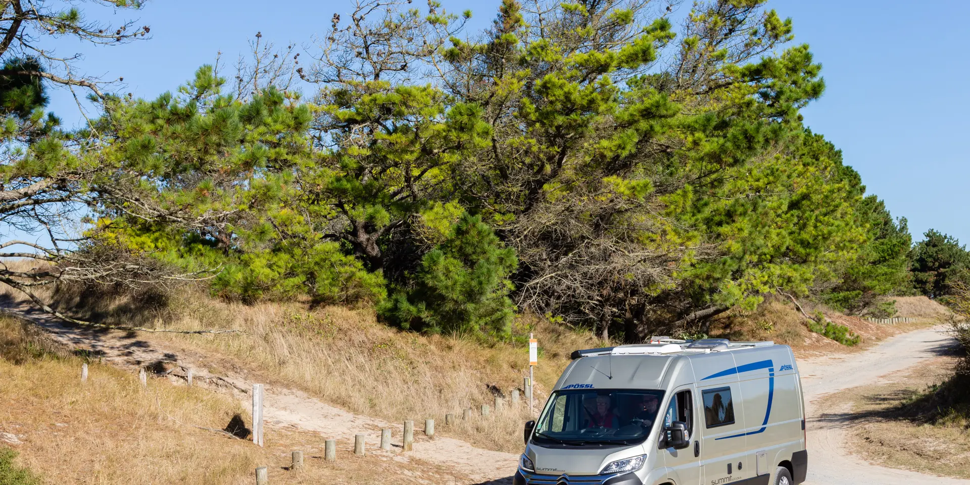 Camping-car garé sur un parking en bord de mer
