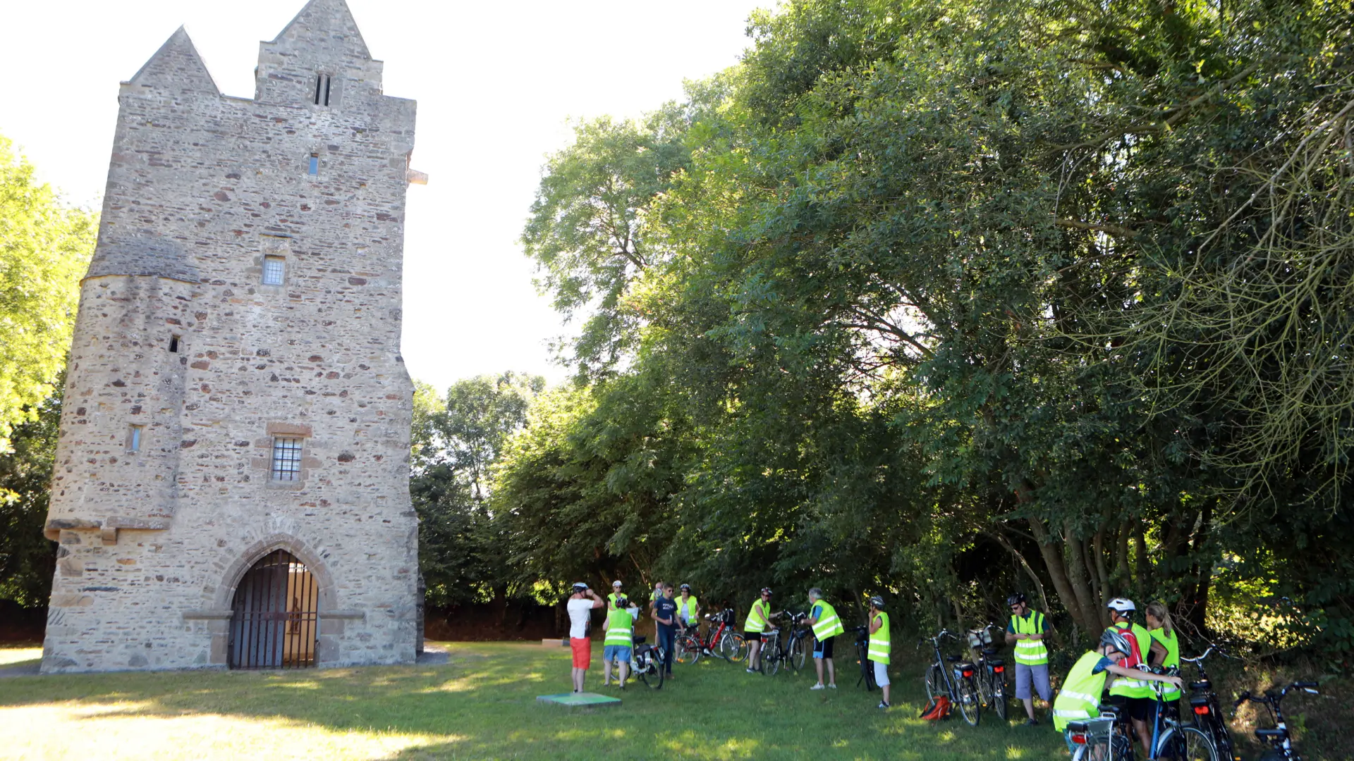 Groupe de cyclistes devant l'Ermitage Saint Gerbold