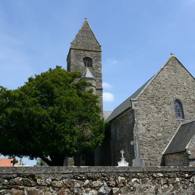 Steinkirche mit einem Glockenturm und einem Baum links