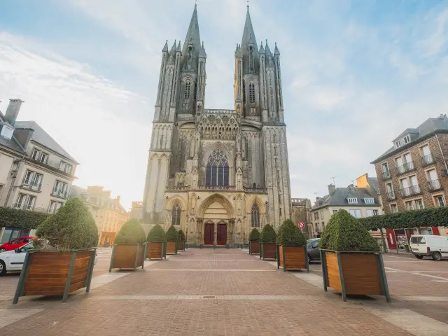 Façade de la cathédrale de Coutances