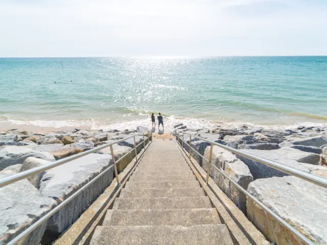 Descente vers la plage et la mer