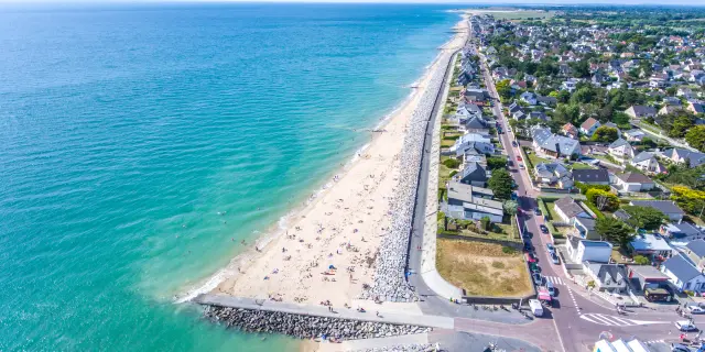 Vue aérienne de la plage à Agon COutainville