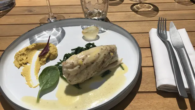 Assiette de poisson avec sauce et accompagnements