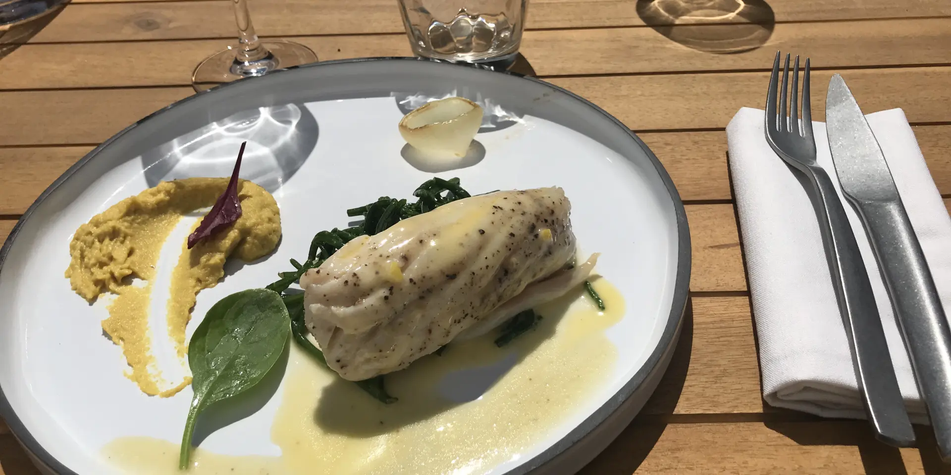 Assiette de poisson avec sauce et accompagnements