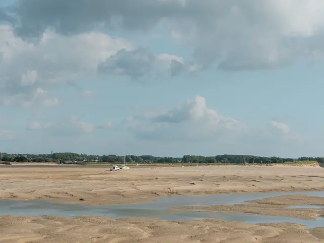 Vue sur le havre de la Vanlée à marée basse