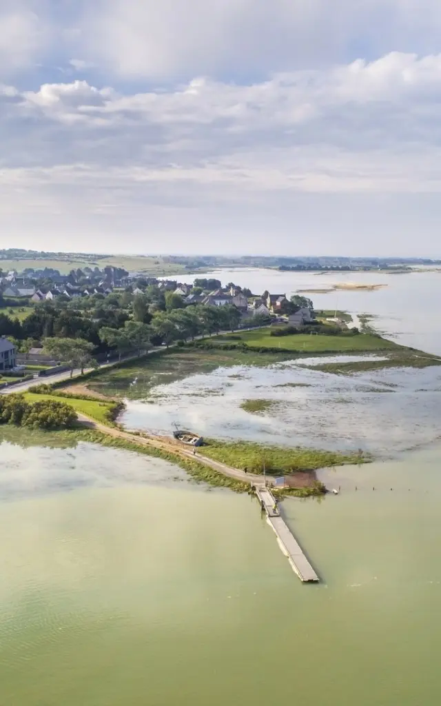 Vue aérienne de Regnéville sur mer et du havre