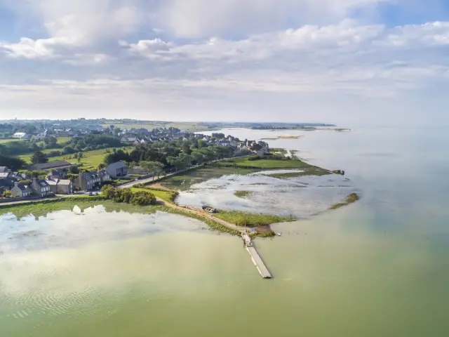 Vue aérienne de Regnéville sur mer et du havre