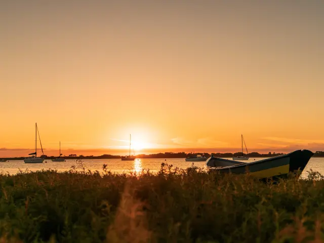 Bateaux amarrés près de la rive au coucher du soleil dans le havre de Regnéville sur Mer