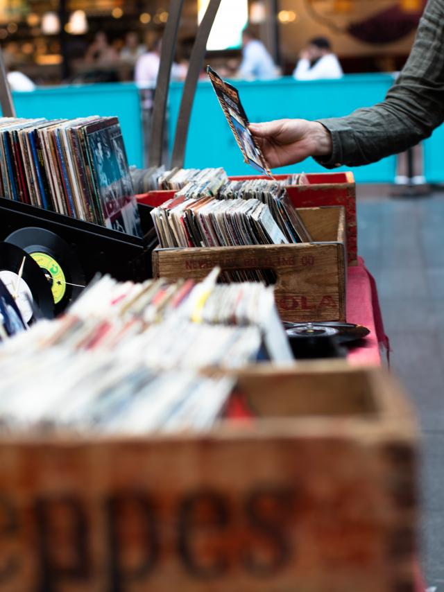 Stand de vide grenier à COutances mer et bocage