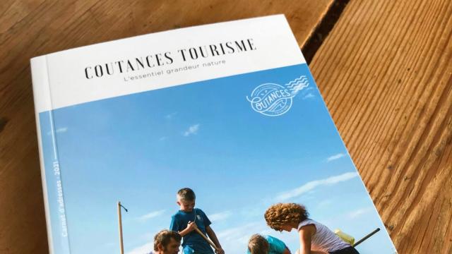Couverture du carnet d'adresses édité par Coutances tourisme en 2021