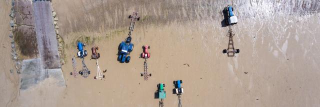 Tracteurs sur l'estran