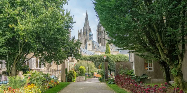 Vue sur la cathédrale depuis le jardin des plantes de Coutances dans la Manche en Normandie