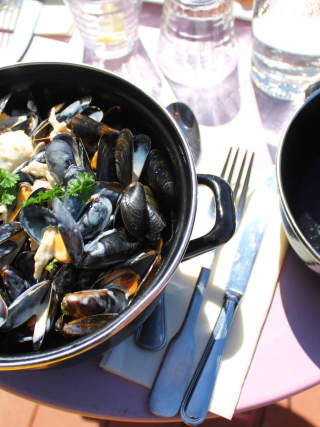 Plat de moules marinières dans un restaurant de Coutances mer et bocage