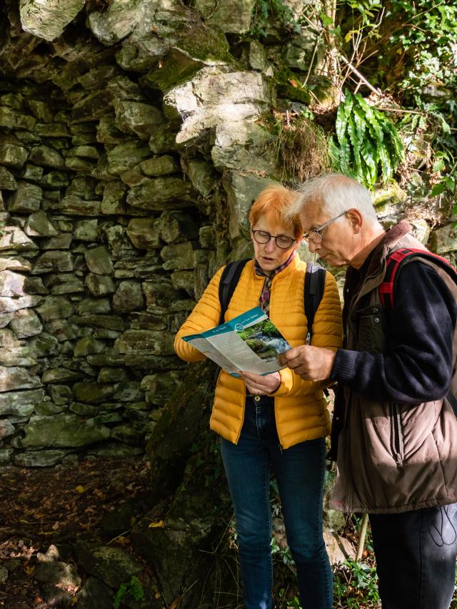 Randonneurs dans les chemins de COutances mer et bocage et circuits a télécharger