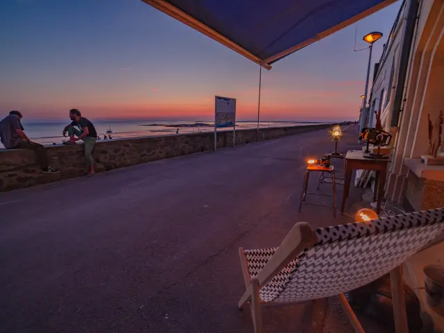 Soleil couchant sur le promenoir de Agon COutainville