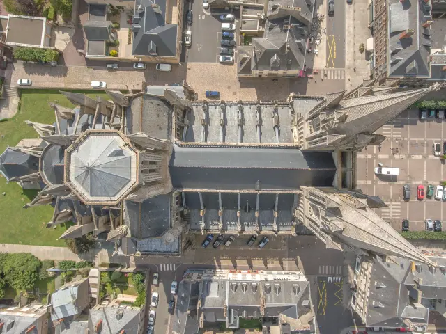 Vue aérienne du dessus de la cathédrale de Coutances