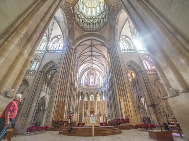 Vue de l'intérieur de la cathédrale de Coutances
