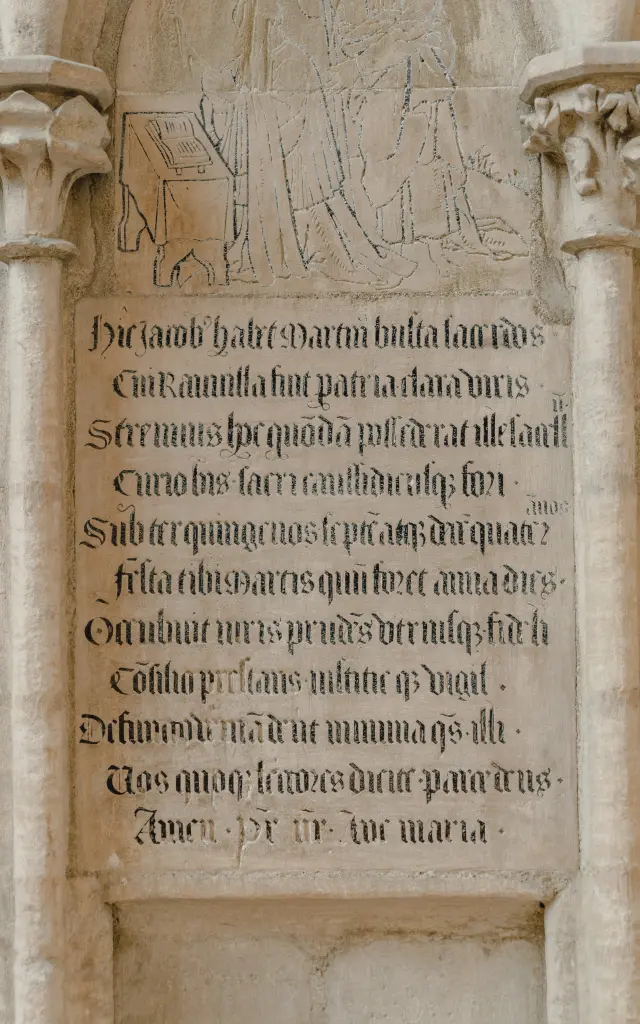 Inscription latine gravée sur une pierre entre deux colonnes dans la cathédrale de Coutances