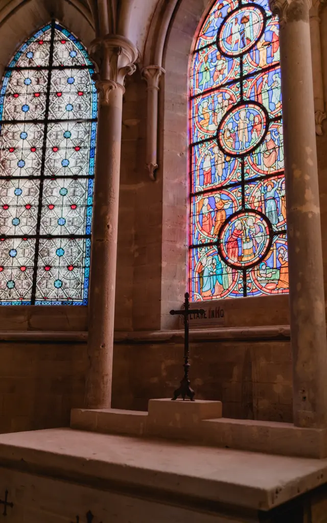 Deux vitraux colorés dans la cathédrale de Coutances