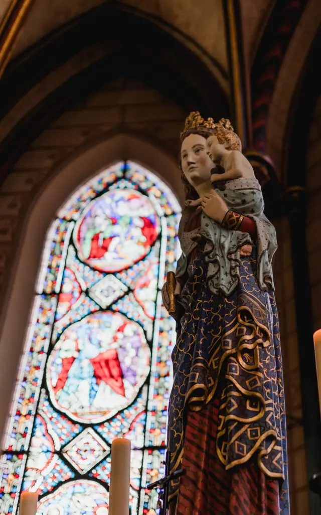 Statue de la Vierge Marie tenant l'Enfant Jésus dans la cathédrale de Coutances