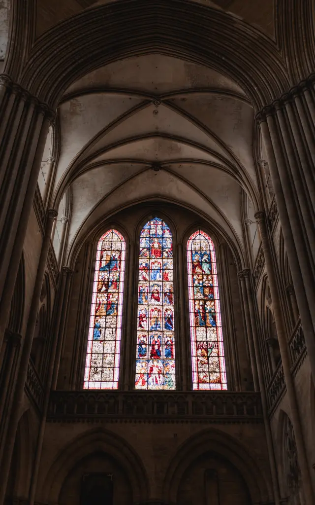 Vitraux colorés de la cathédrale de Coutances