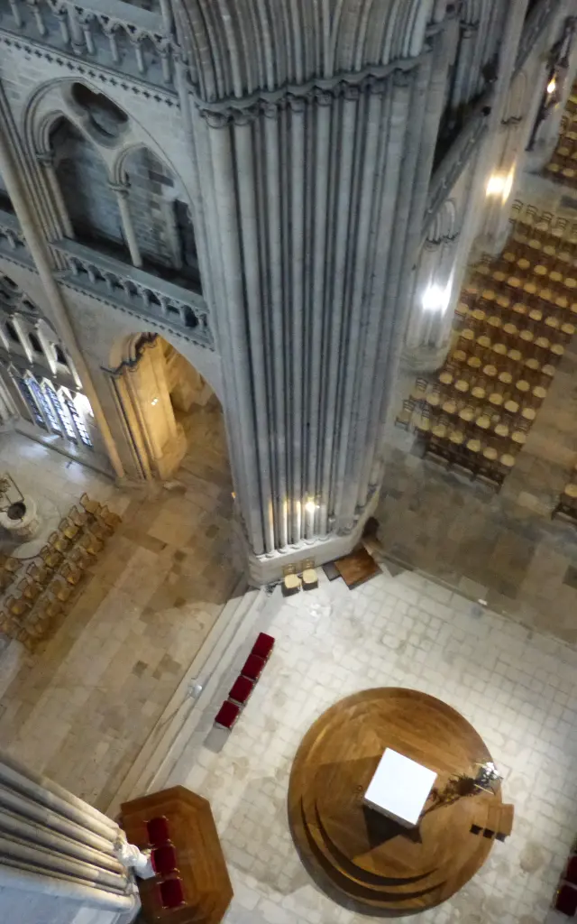 Vue depuis les hauteurs de la cathédrale de Coutances sur le choeur