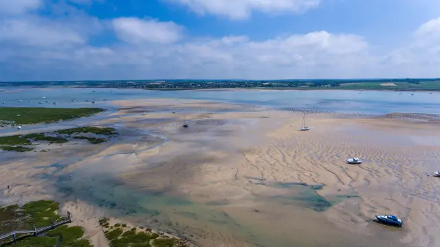 Voiliers et bâtiments au bord d’un port au coucher du soleil