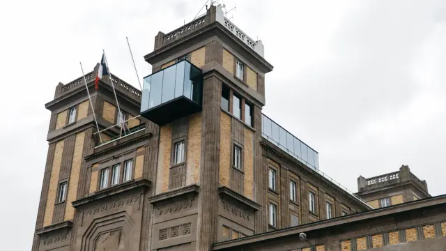 Ein historisches Gebäude mit einer modernen Glaserweiterung