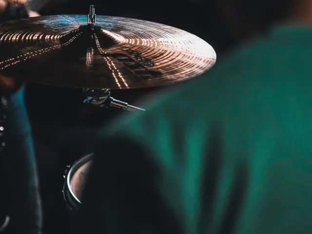 Grosse caisse de batterie avec des baguettes posées dessus